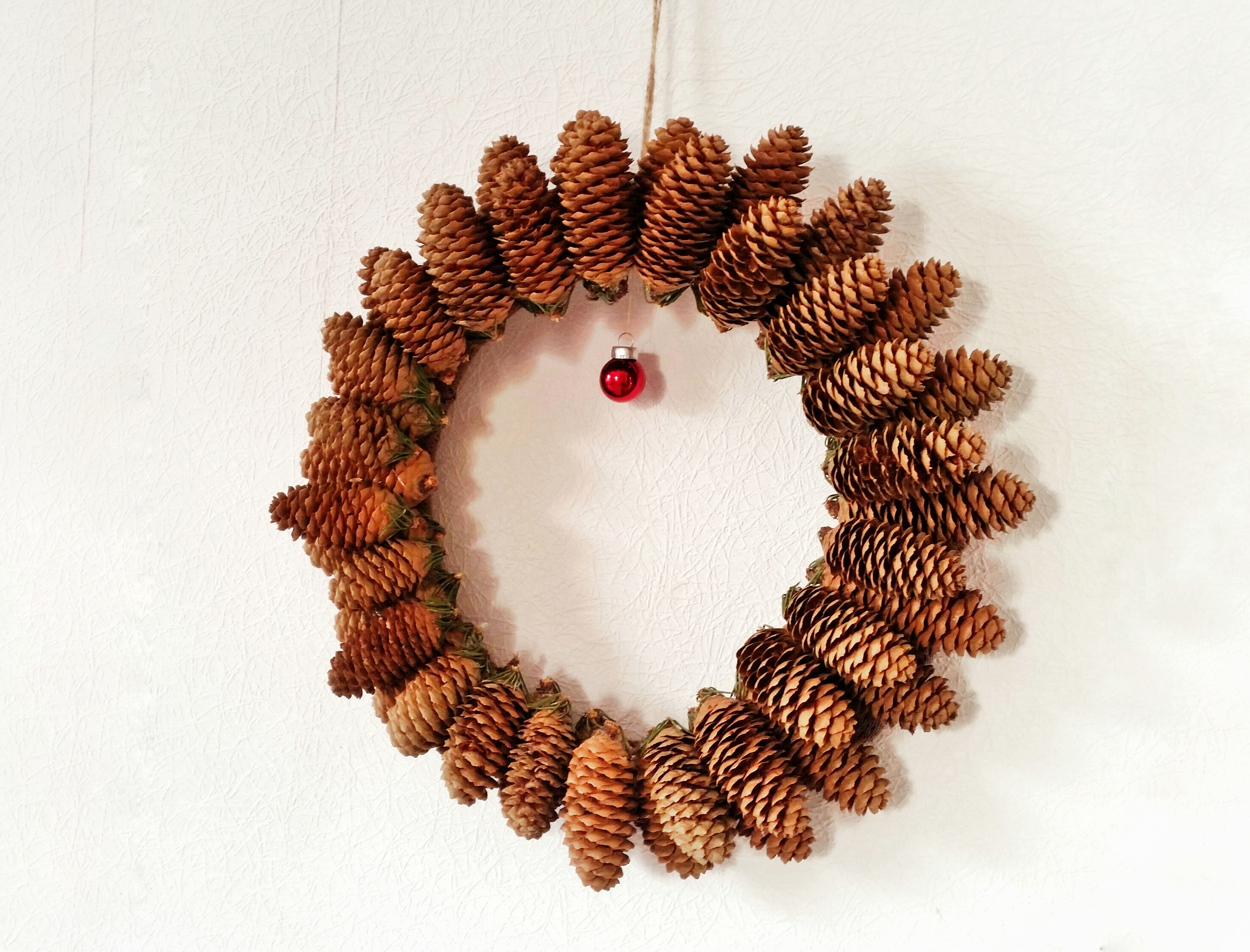 венок из шишек