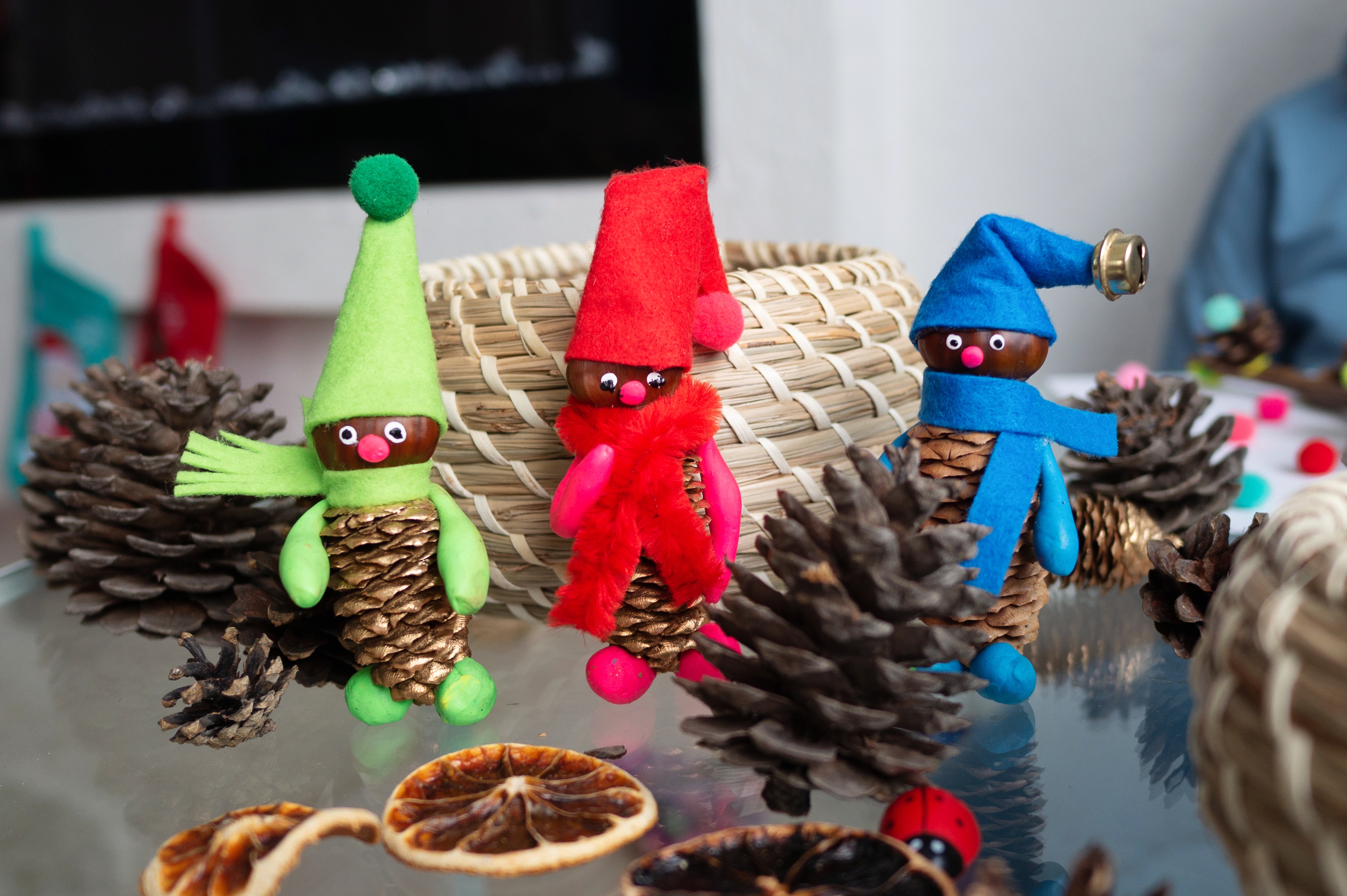 гномики из шишек