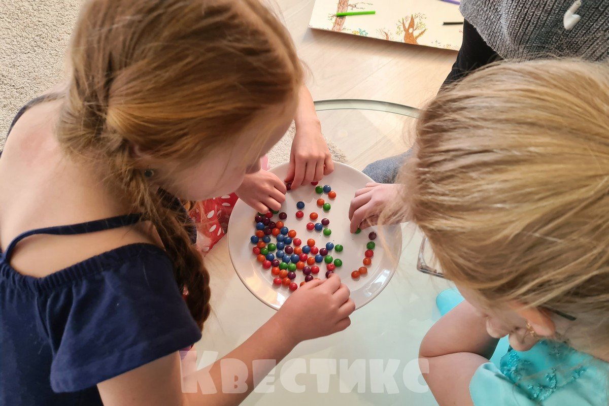 радужный опыт с конфетами