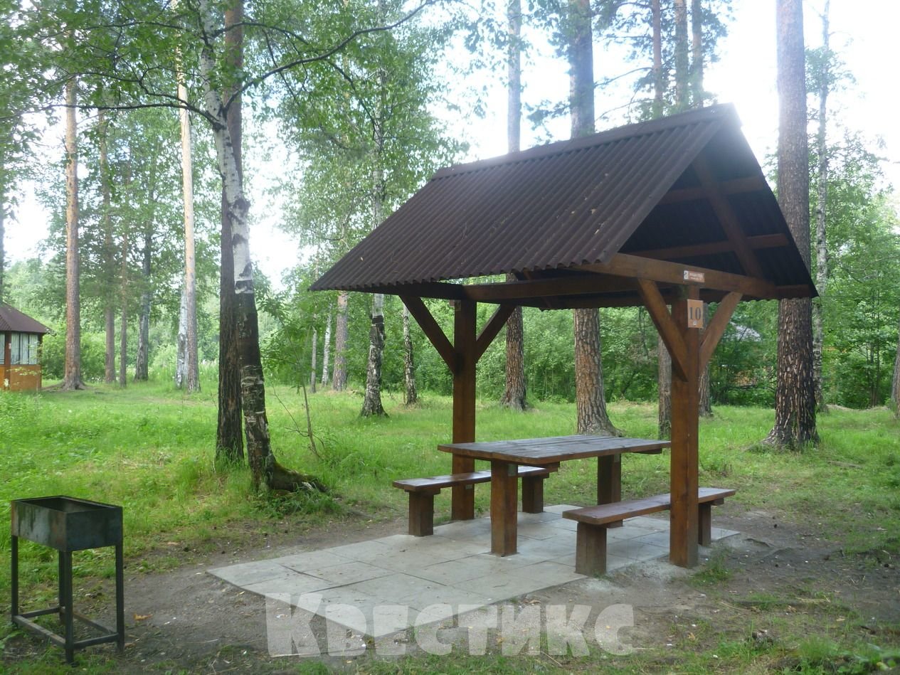 Беседка № 10 в парке отдыха на озере Чемоданчик в Академическом
