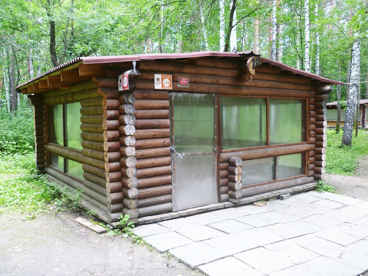 Крытая беседка в лесу