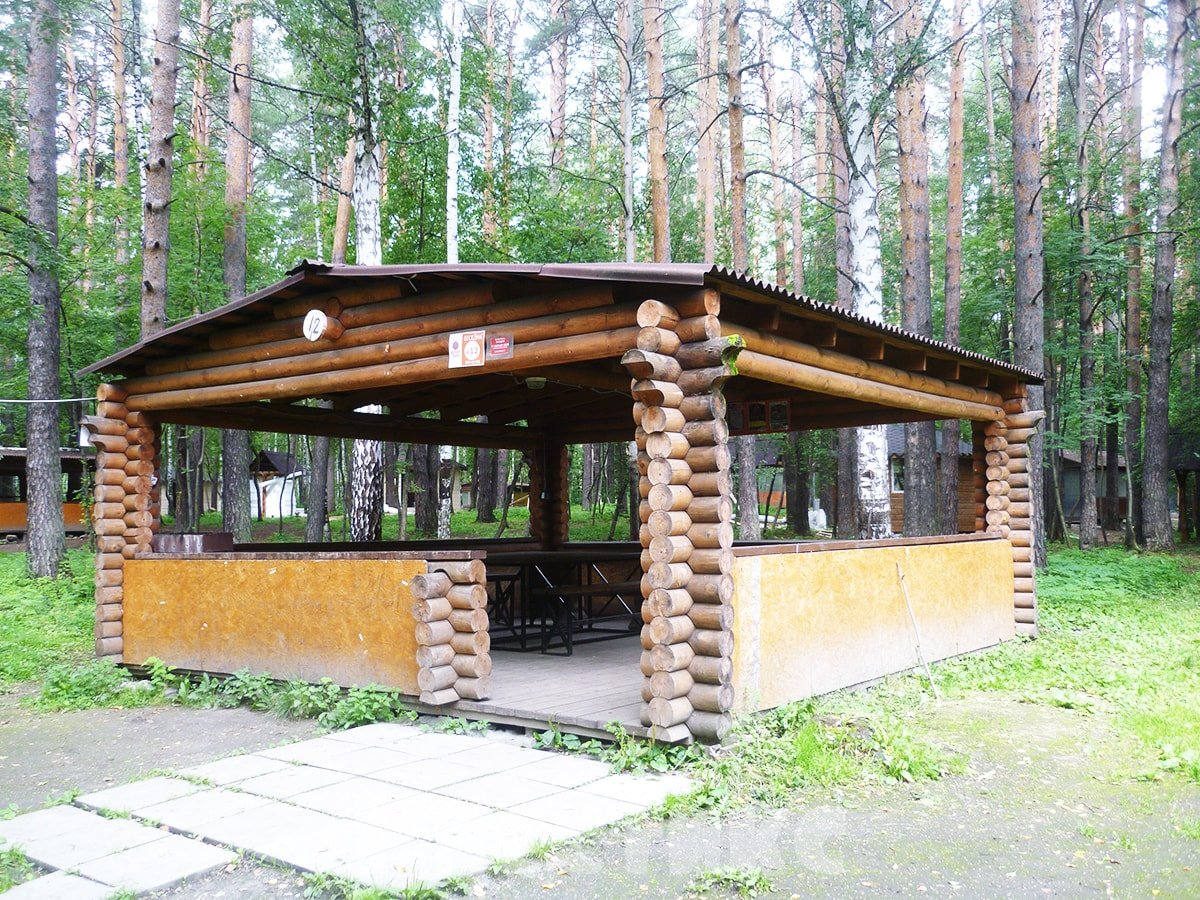 Летняя беседка для пикника с детьми