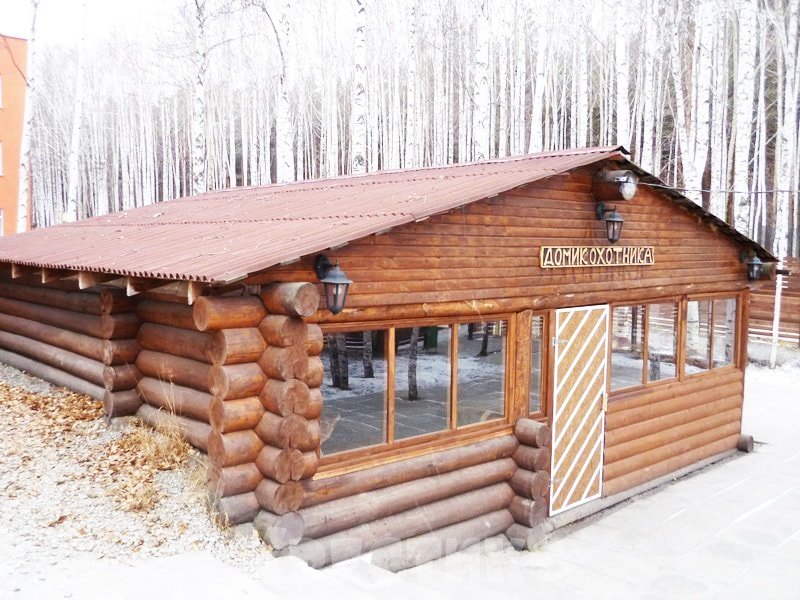 Крытая беседка с трофеями